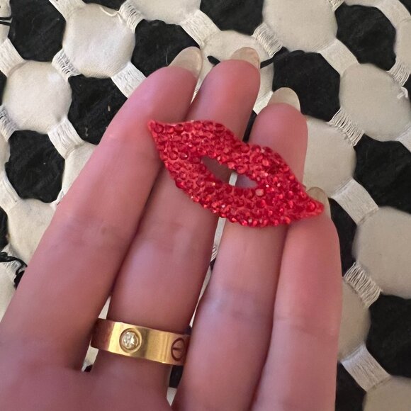🧷Red Lips Brooch/Pin - Gold Tone Alloy and Red Crystals - Gorgeous! 👄 - Picture 3 of 3